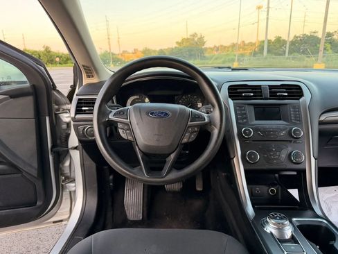 Used 2017 Ford Fusion SE FWD image 23