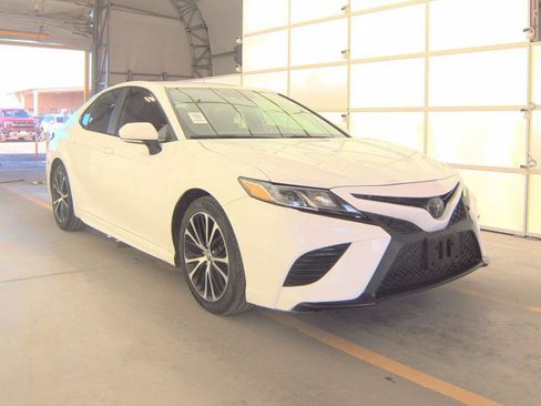 Used 2018 Toyota Camry SE image 2