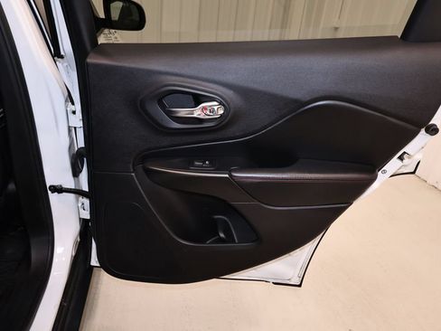 Used 2019 Jeep Cherokee Trailhawk w/ Cold Weather Group AWD/4WD image 17