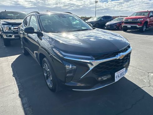 Used 2024 Chevrolet Trax LT w/ Driver Confidence Package FWD image 2