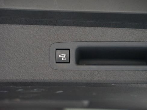 Used 2025 Toyota Sienna Limited image 36