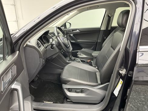 Used 2018 Volkswagen Tiguan SE w/ Panoramic Sunroof Package AWD/4WD image 3