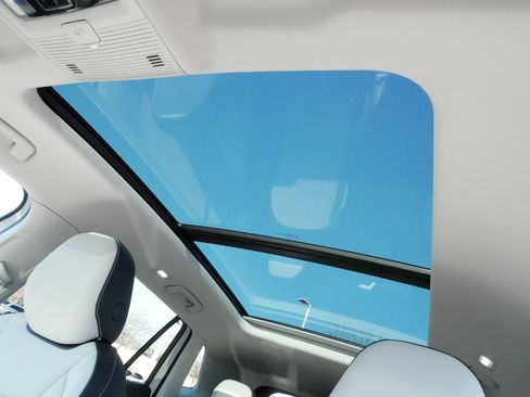 Used 2025 Volkswagen Tiguan SE image 32