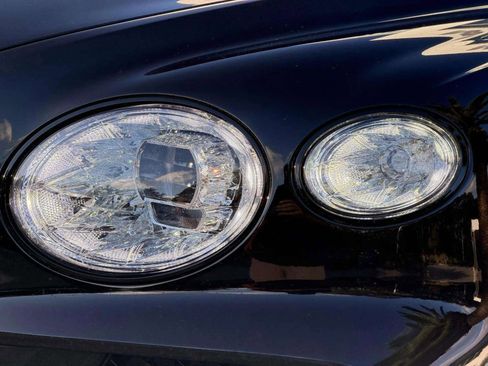 Certified 2024 Bentley Bentayga image 10