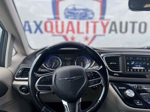 Used 2019 Chrysler Pacifica Touring-L FWD image 36