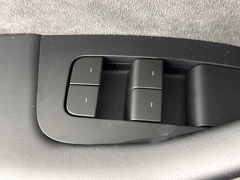 Used 2023 Tesla Model Y Long Range AWD/4WD image 30