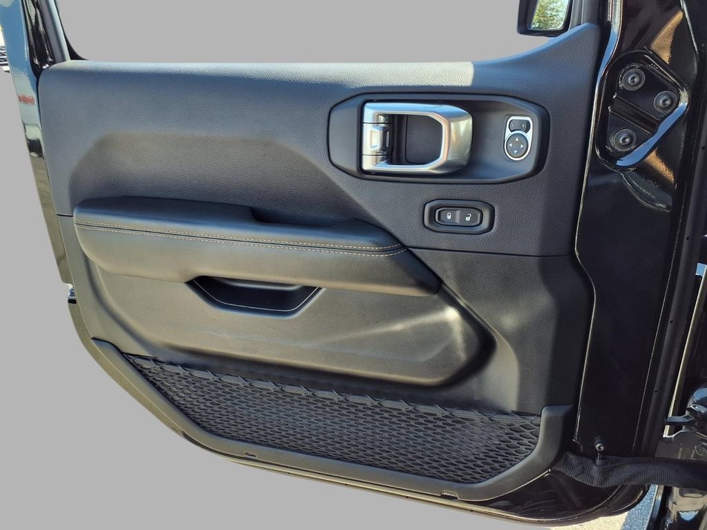 Used 2026 Jeep Wrangler Unlimited Sahara AWD/4WD image 19