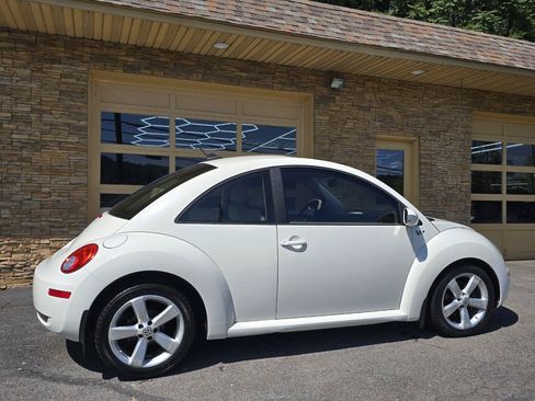 Used 2008 Volkswagen Beetle Triple White Edition FWD image 6