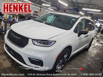Used 2024 Chrysler Pacifica Touring-L w/ Uconnect Theater Family Group