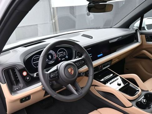 Certified 2025 Porsche Cayenne AWD/4WD image 4