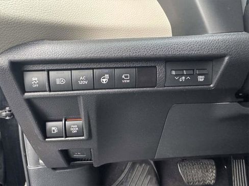 Used 2023 Toyota Sienna Platinum image 17