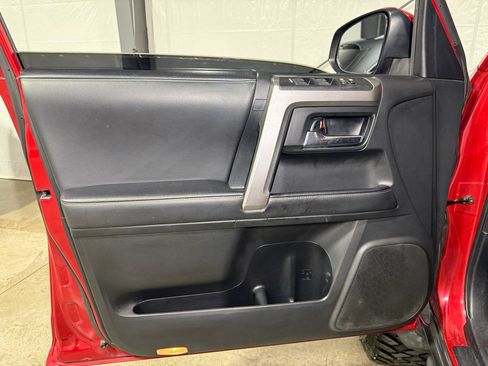 Used 2020 Toyota 4Runner SR5 AWD/4WD image 12