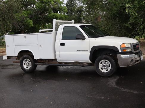 Used 2006 GMC Sierra 2500 W/T RWD image 2