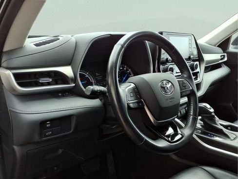 Used 2021 Toyota Highlander XLE image 13