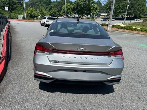 Used 2022 Hyundai Elantra SE FWD image 4