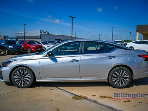 Used 2024 Nissan Altima 2.5 SV FWD image 2