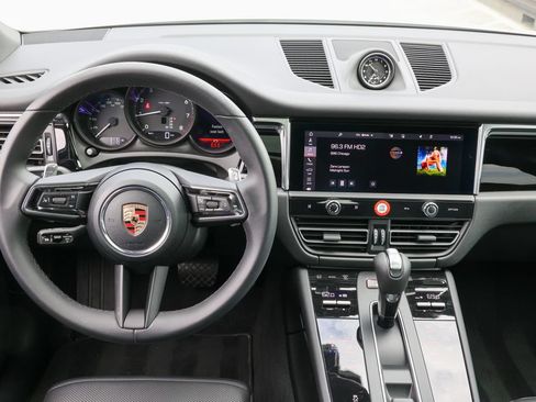 Certified 2026 Porsche Macan AWD/4WD image 11