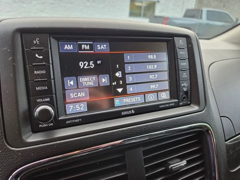 Used 2018 Dodge Grand Caravan SE w/ UConnect Hands-Free Group FWD image 14