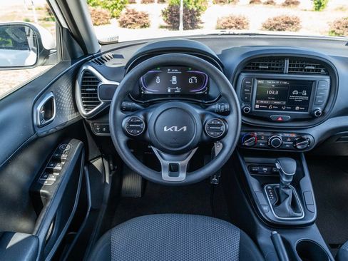 Used 2025 Kia Soul LX w/ LX Technology Package FWD image 22