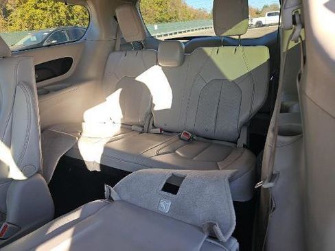 Used 2021 Chrysler Pacifica Touring-L image 14
