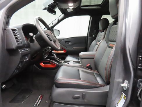 Used 2023 Nissan Frontier PRO-4X image 9