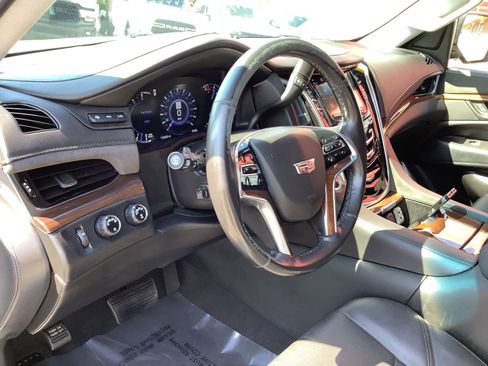 Used 2019 Cadillac Escalade Luxury image 17