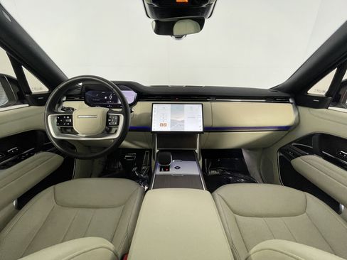 Used 2025 Land Rover Range Rover SE image 11