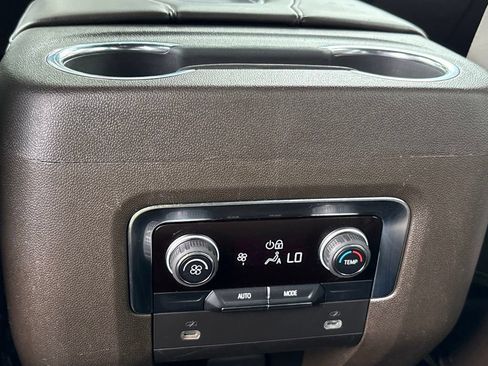 Used 2024 Chevrolet Suburban LT RWD image 24