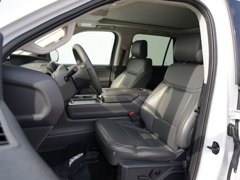 Used 2025 Ford Expedition Active image 12