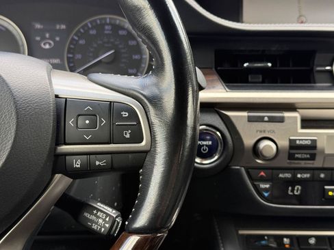 Used 2017 Lexus ES 300h FWD image 16