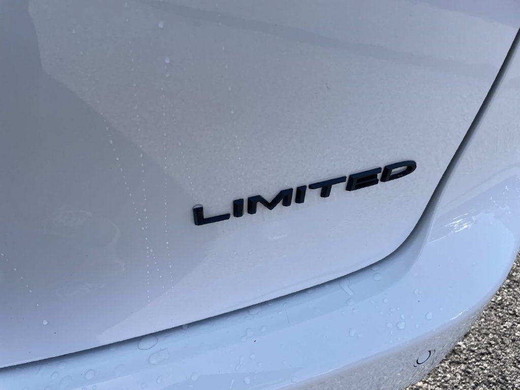 Used 2025 Chrysler Pacifica Limited FWD image 17