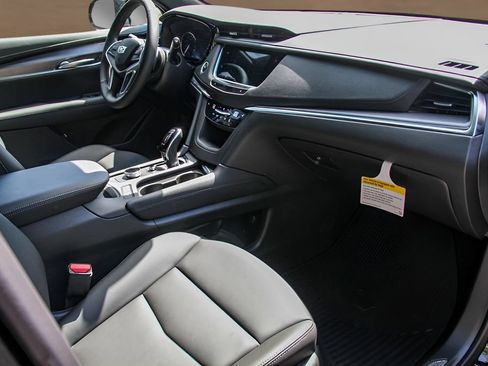 Used 2025 Cadillac XT5 Luxury FWD image 14