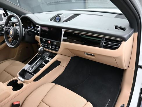 Certified 2025 Porsche Macan image 32