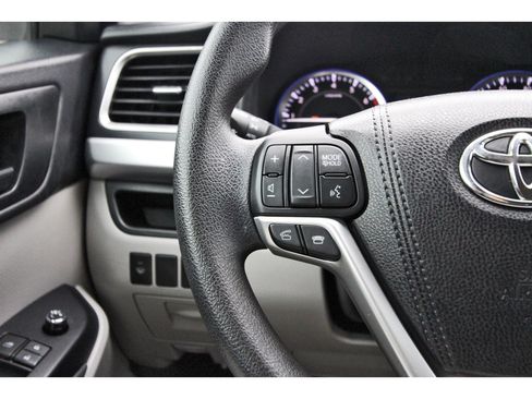 Used 2015 Toyota Highlander LE image 18
