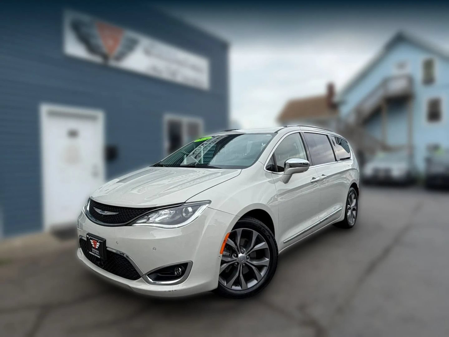 Used 2019 Chrysler Pacifica Limited w/ Tire & Wheel Group FWD image 1