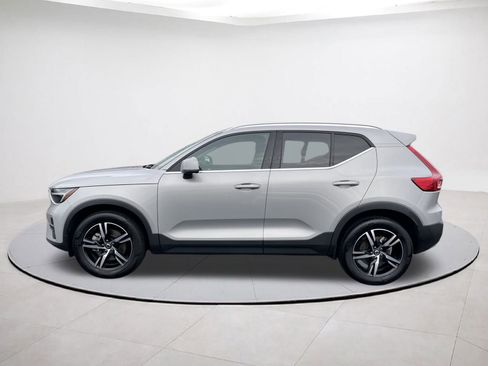 Used 2025 Volvo XC40 B5 Core image 4