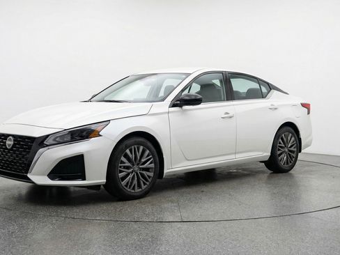 Used 2025 Nissan Altima 2.5 SV image 3