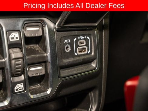 Used 2025 Jeep Wrangler Unlimited Sahara AWD/4WD image 15