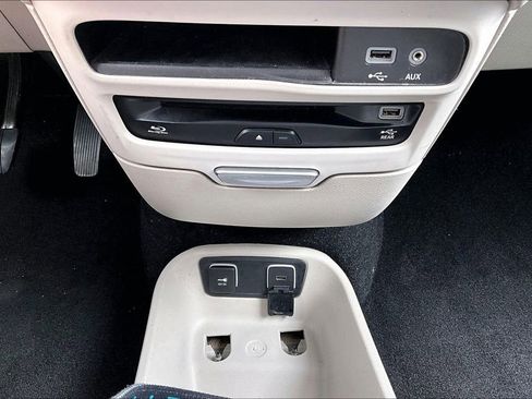 Used 2018 Chrysler Pacifica Touring-L Plus FWD image 17