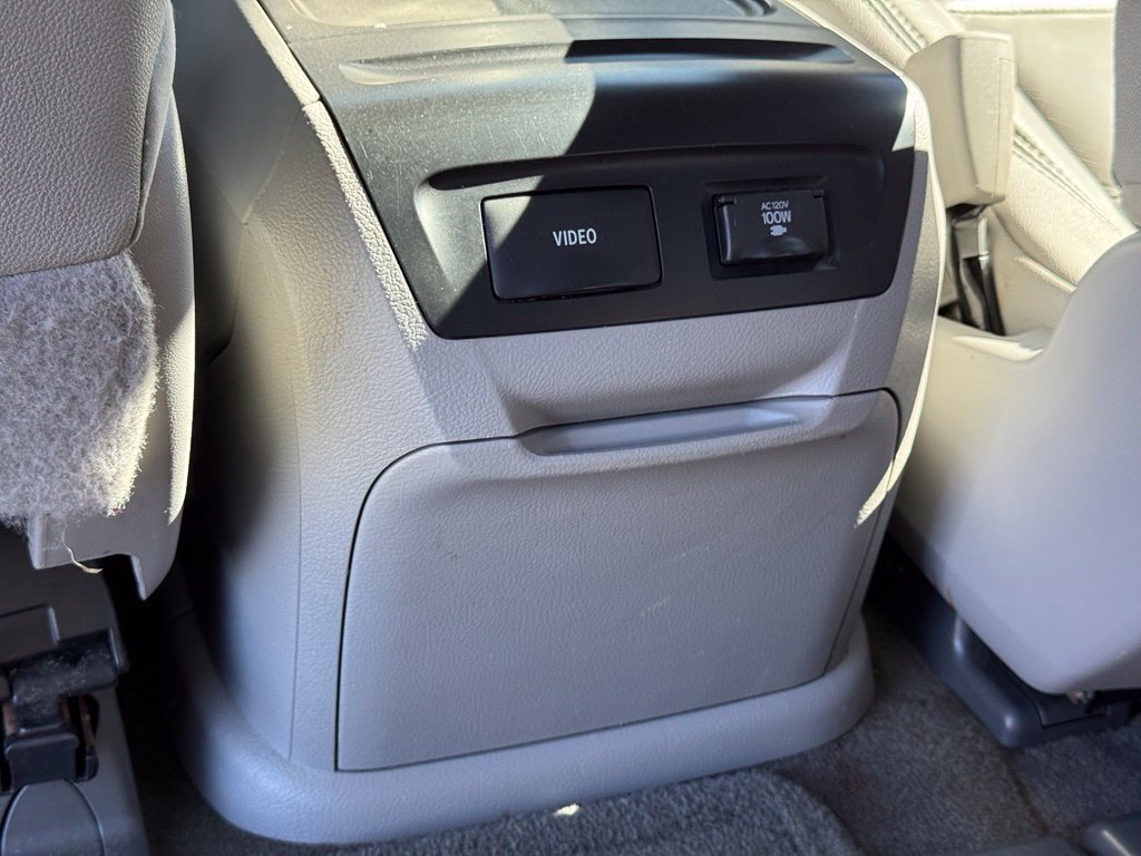 Used 2017 Toyota Sienna XLE Premium FWD image 39
