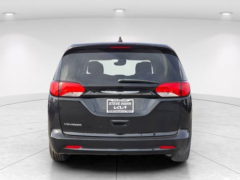 Used 2023 Chrysler Voyager LX FWD image 5