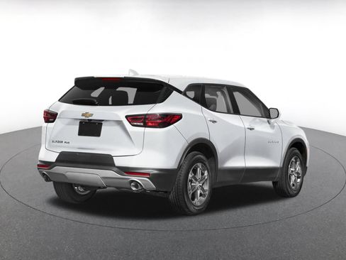 Used 2025 Chevrolet Blazer LT FWD image 2