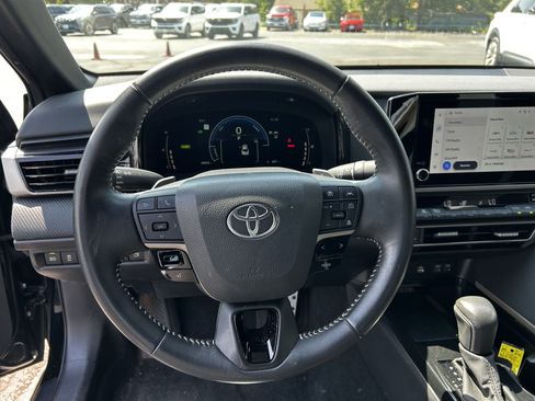 Used 2025 Toyota Camry SE FWD image 11