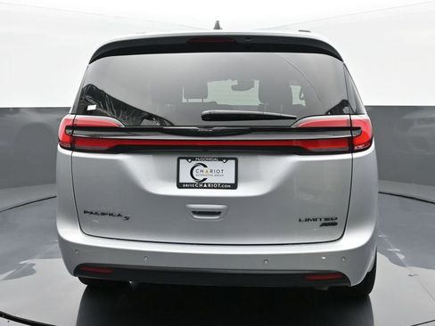 Used 2023 Chrysler Pacifica Limited w/ S Appearance Package image 5