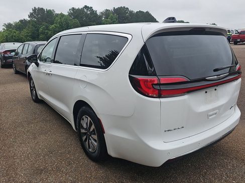 Used 2024 Chrysler Pacifica Limited FWD image 2