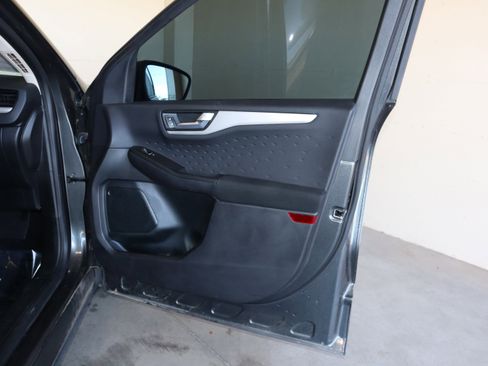 Used 2020 Ford Escape SE image 39