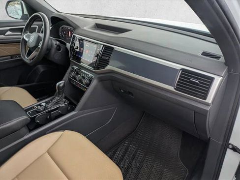 Used 2022 Volkswagen Atlas Cross Sport SE image 19