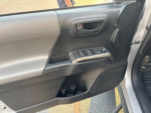 Used 2017 Toyota Tacoma SR5 w/ Tow Package RWD image 9