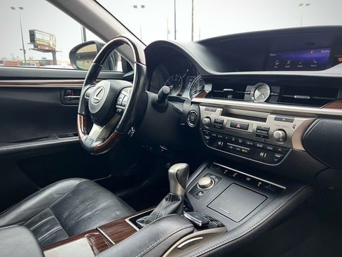 Used 2017 Lexus ES 350 w/ Luxury Package image 29