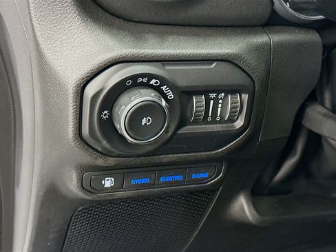 Used 2022 Jeep Wrangler Unlimited Sahara AWD/4WD image 17